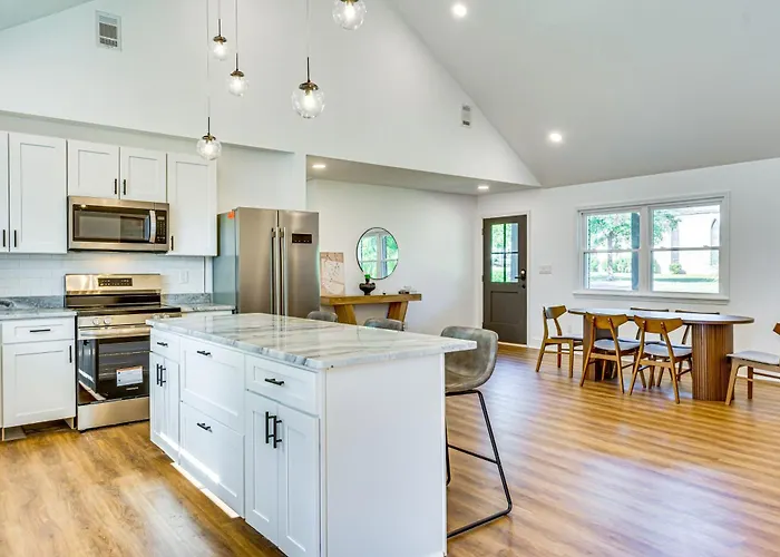 < 1 Mi To Downtown Pensacola: Quiet W/ Yard Holiday home *