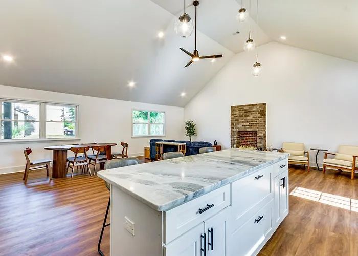 < 1 Mi To Downtown Pensacola: Quiet W/ Yard Holiday home *
