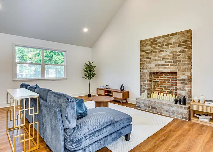 < 1 Mi To Downtown Pensacola: Quiet W/ Yard Holiday home *