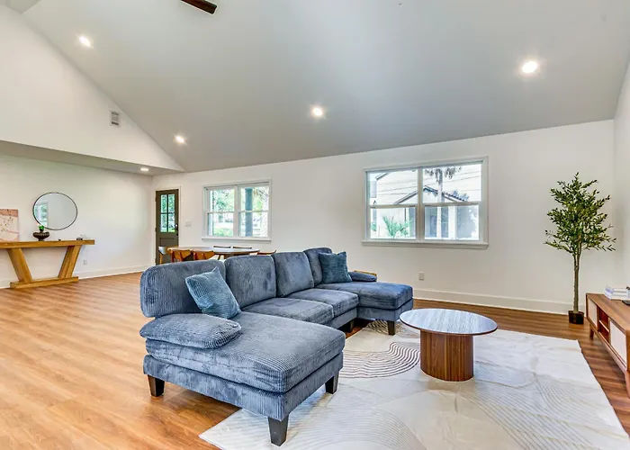 < 1 Mi To Downtown Pensacola: Quiet W/ Yard *