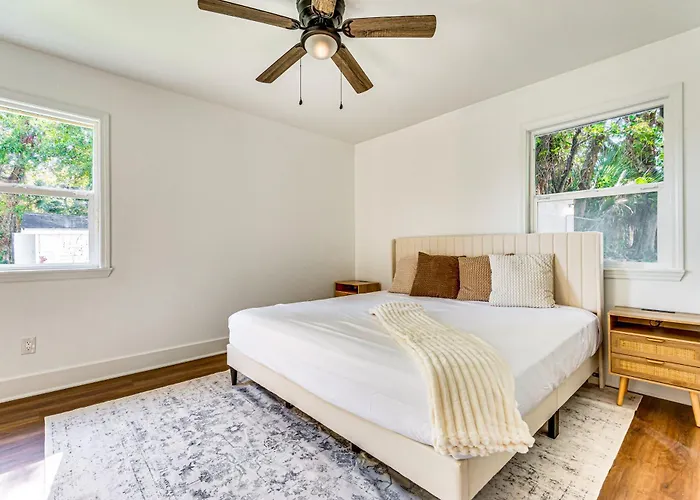 < 1 Mi To Downtown Pensacola: Quiet W/ Yard