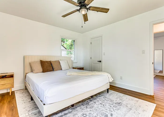 < 1 Mi To Downtown Pensacola: Quiet W/ Yard *