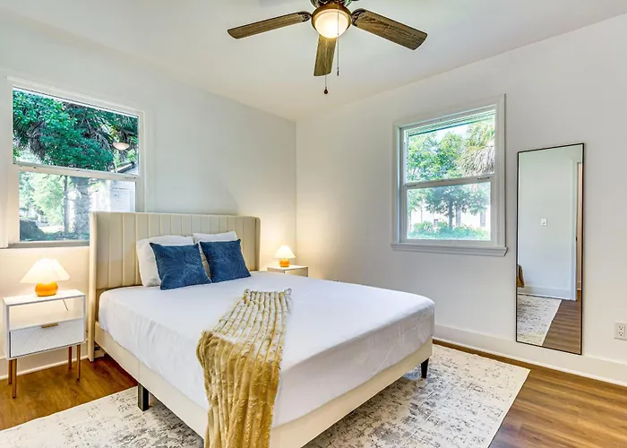 < 1 Mi To Downtown Pensacola: Quiet W/ Yard Holiday home Pensacola