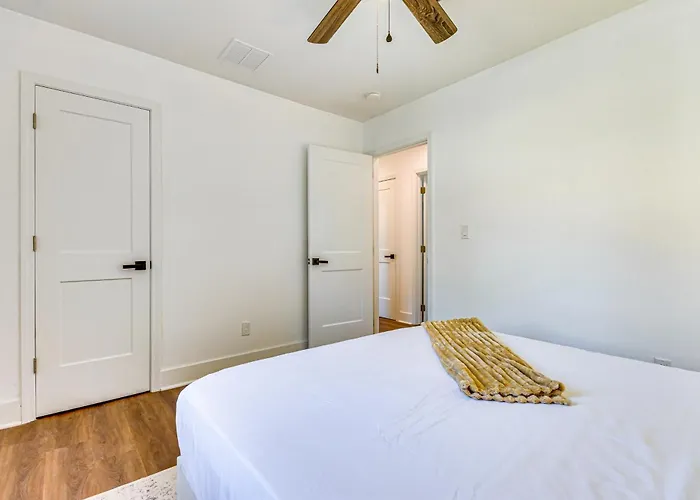 < 1 Mi To Downtown Pensacola: Quiet W/ Yard *