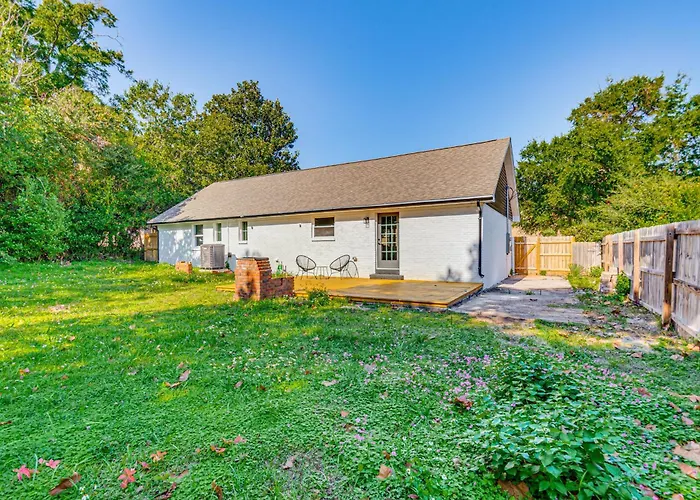 < 1 Mi To Downtown Pensacola: Quiet W/ Yard Pensacola