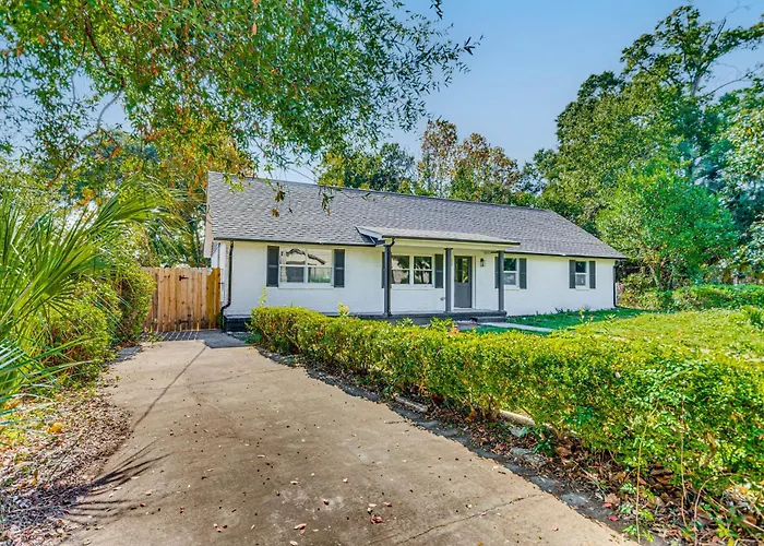 < 1 Mi To Downtown Pensacola: Quiet W/ Yard Holiday home Pensacola